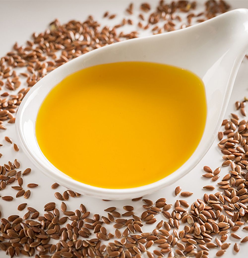 Leinsamenöl auf einem Löffel